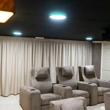 Luxury Villa Olmo Apartamento *